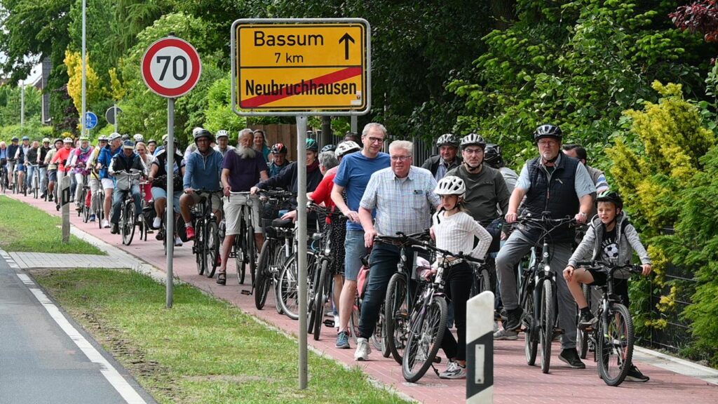 Fahrradfahrer am Ortseingang Neubruchhausen